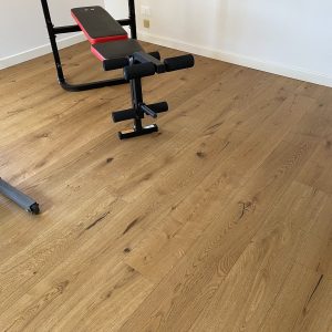 stanza palestra con parquet rovere Cognac