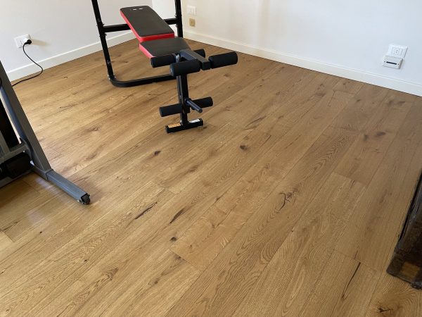 stanza palestra con parquet rovere Cognac