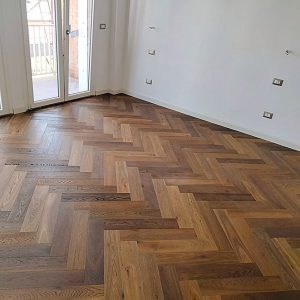 stanza con parquet spina affumicata fumé