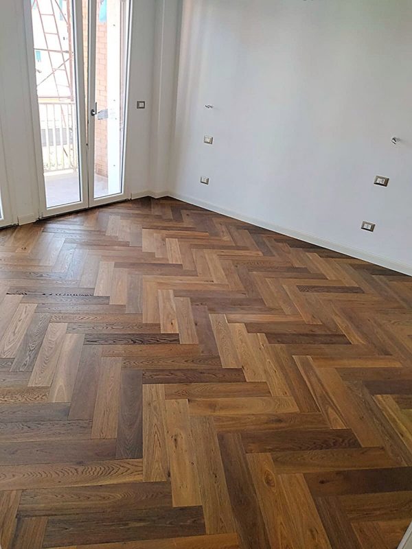 stanza con parquet spina affumicata fumé